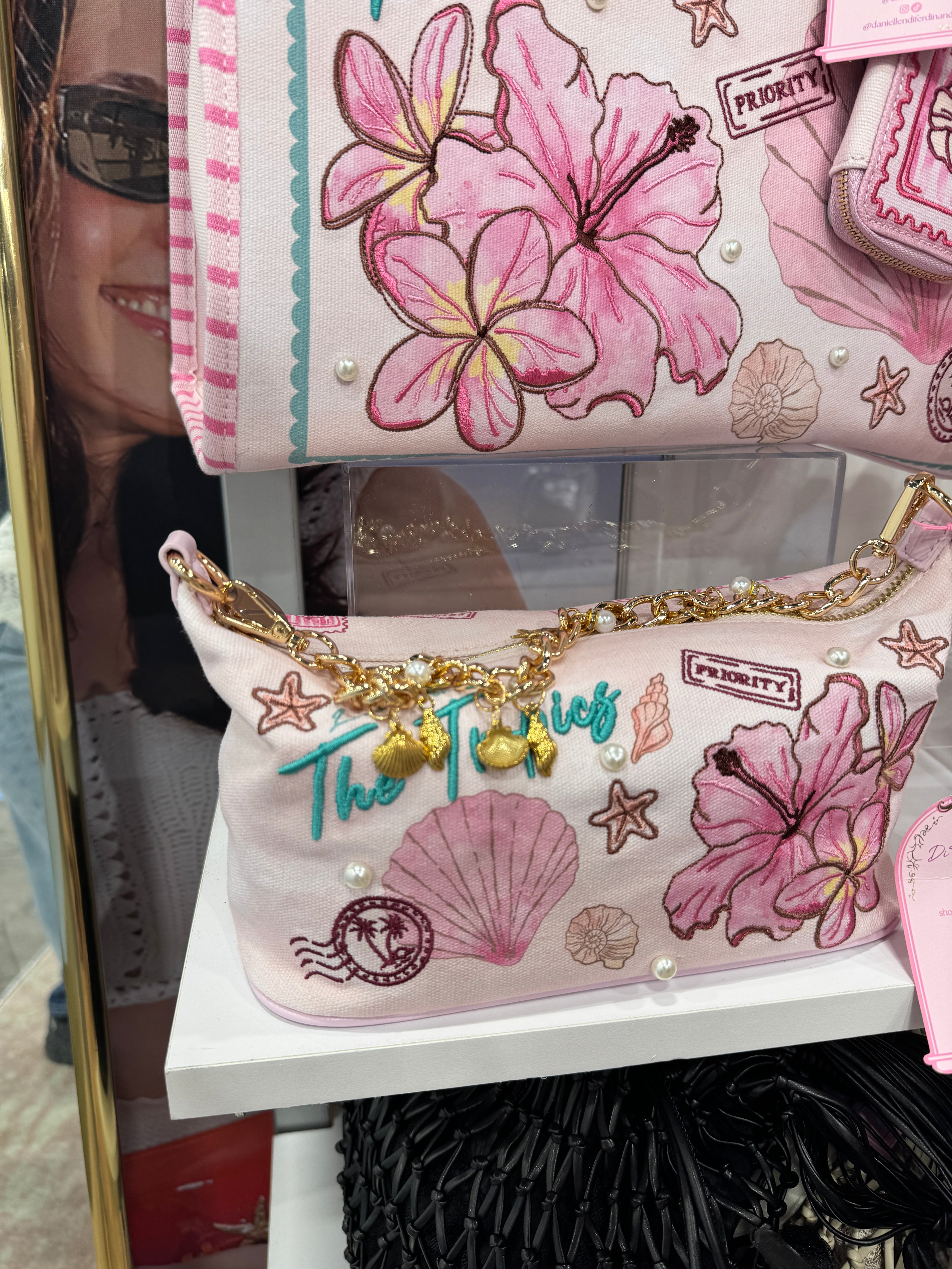 The Tropics Tote ￼