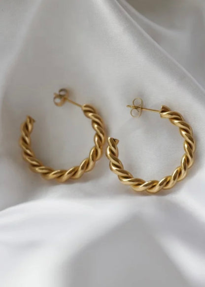 GOLD MEDIUM TWIST HOOPS