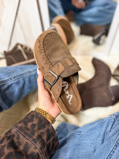 Very G BELLA slip-on mule in taupe brown with decorative buckle and moccasin stitching