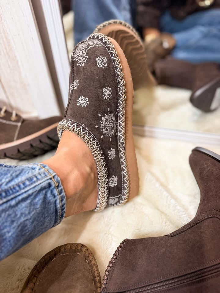JOJO paisley ornamented slipper with brown bandana pattern and embroidered-look stitching